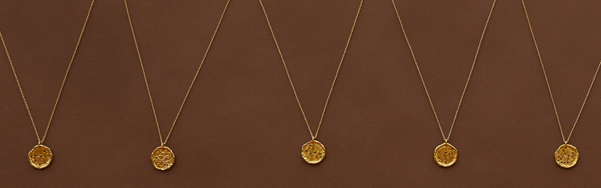 Ова лето носиме ланчиња со хороскопски знаци од Манго!