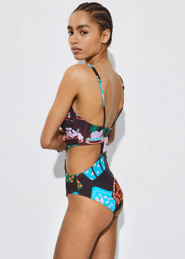 ЕДНОДЕЛЕН КОСТИМ ЗА КАПЕЊЕ 