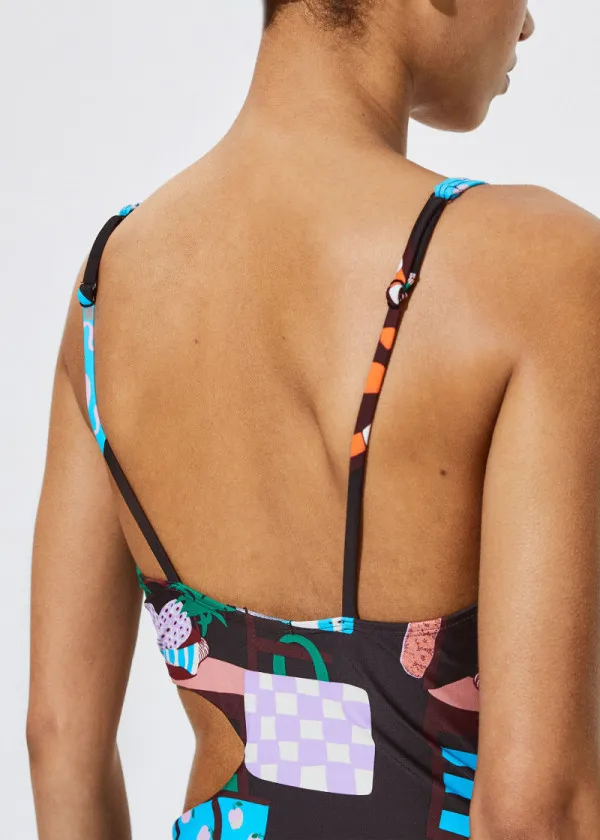 ЕДНОДЕЛЕН КОСТИМ ЗА КАПЕЊЕ 