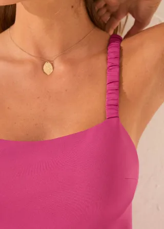 ЕДНОДЕЛЕН КОСТИМ ЗА КАПЕЊЕ 