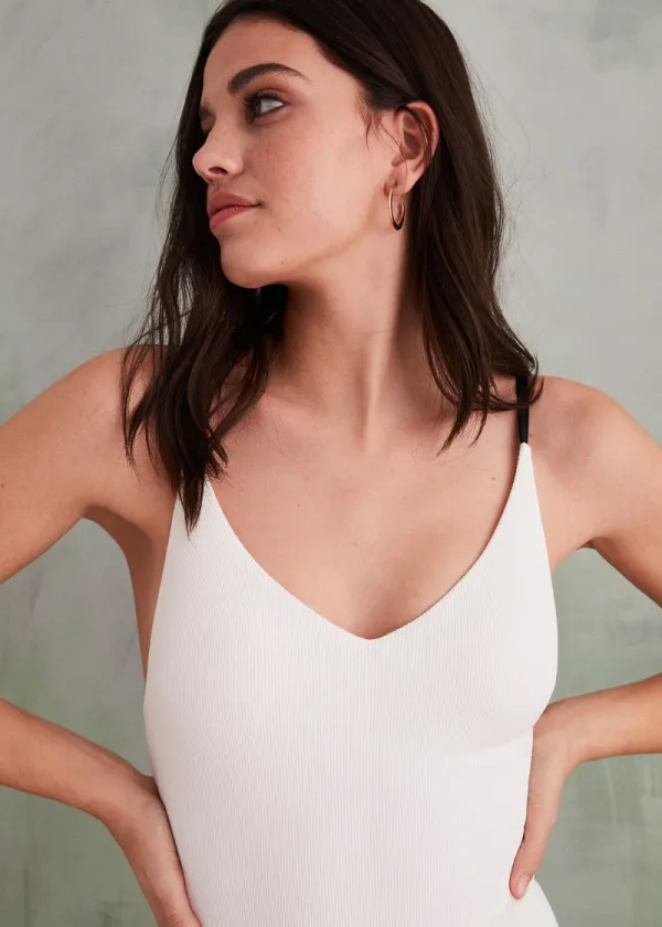 ЕДНОДЕЛЕН КОСТИМ ЗА КАПЕЊЕ 