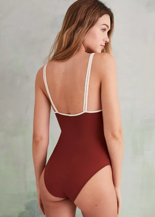 ЕДНОДЕЛЕН КОСТИМ ЗА КАПЕЊЕ 