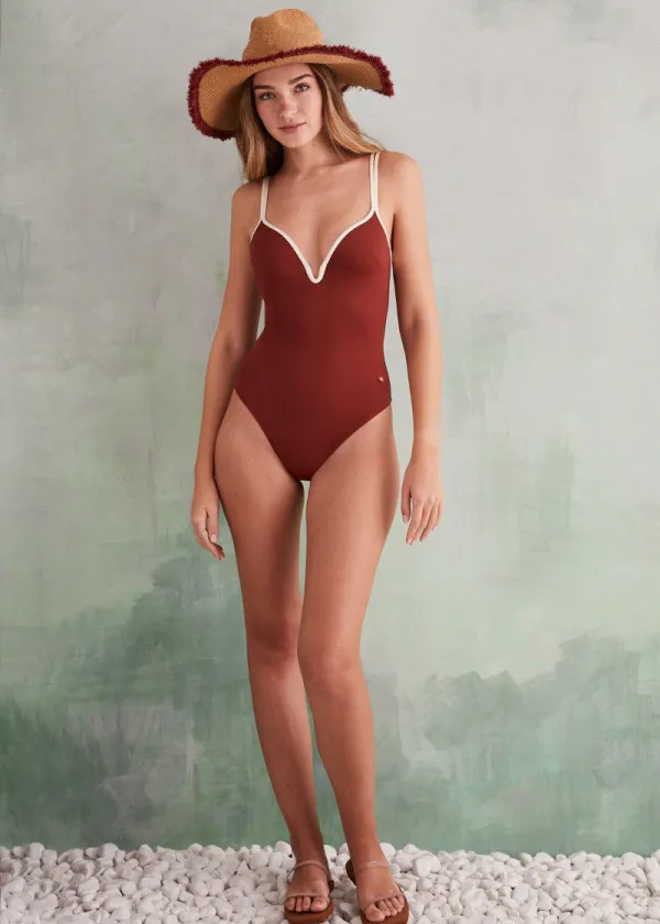 ЕДНОДЕЛЕН КОСТИМ ЗА КАПЕЊЕ 