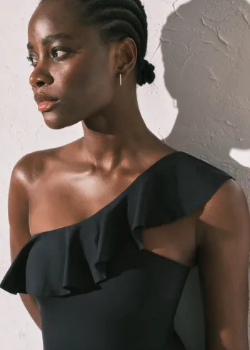 ЕДНОДЕЛЕН КОСТИМ ЗА КАПЕЊЕ 