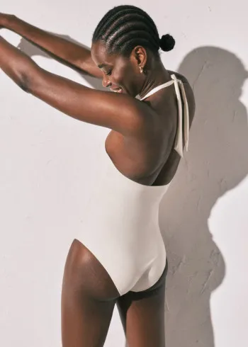 ЕДНОДЕЛЕН КОСТИМ ЗА КАПЕЊЕ 