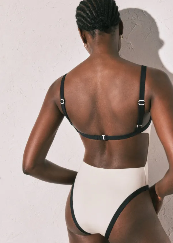 ЕДНОДЕЛЕН КОСТИМ ЗА КАПЕЊЕ 