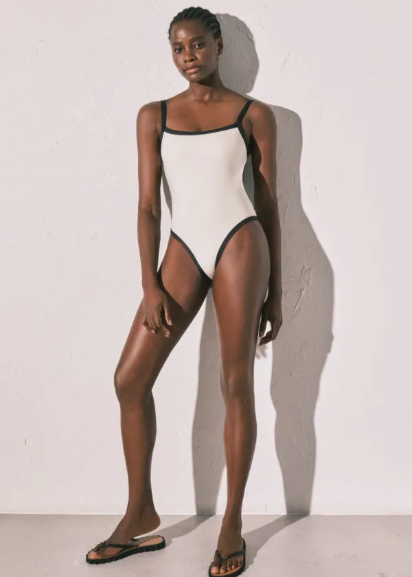 ЕДНОДЕЛЕН КОСТИМ ЗА КАПЕЊЕ 