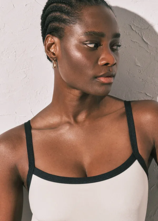 ЕДНОДЕЛЕН КОСТИМ ЗА КАПЕЊЕ 