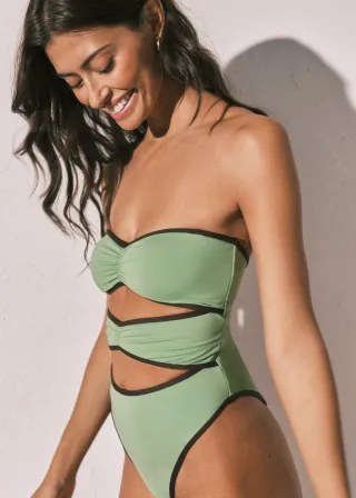 ЕДНОДЕЛЕН КОСТИМ ЗА КАПЕЊЕ 