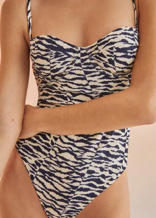 ЕДНОДЕЛЕН КОСТИМ ЗА КАПЕЊЕ 