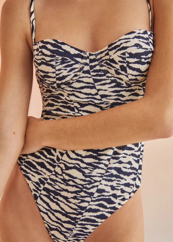 ЕДНОДЕЛЕН КОСТИМ ЗА КАПЕЊЕ 