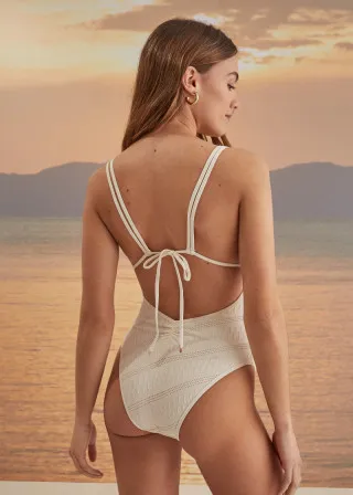 ЕДНОДЕЛЕН КОСТИМ ЗА КАПЕЊЕ 