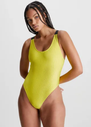 ЕДНОДЕЛЕН КОСТИМ ЗА КАПЕЊЕ 