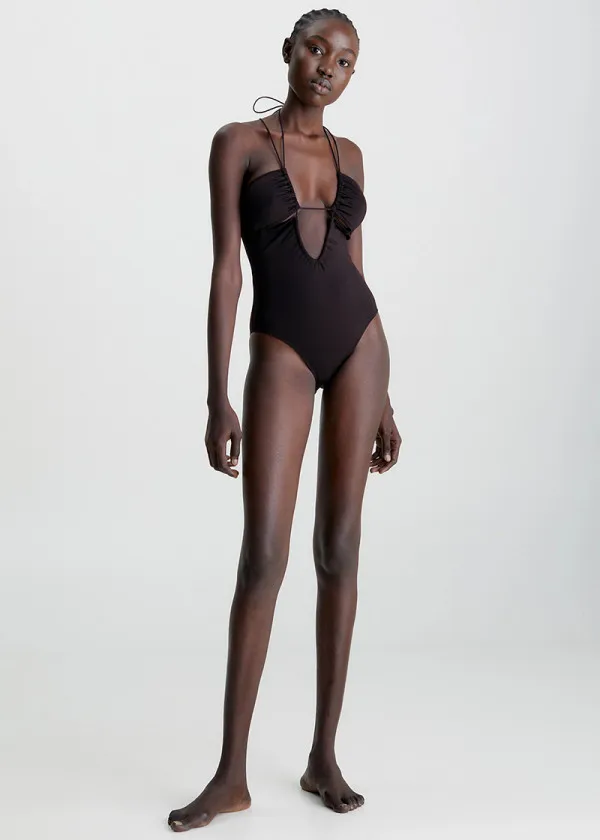 ЕДНОДЕЛЕН КОСТИМ ЗА КАПЕЊЕ 