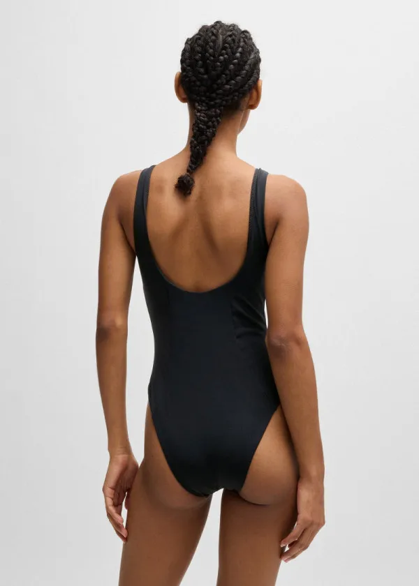 ЕДНОДЕЛЕН КОСТИМ ЗА КАПЕЊЕ 