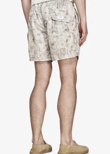 КОСТИМ ЗА КАПЕЊЕ 