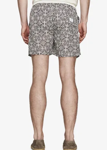 КОСТИМ ЗА КАПЕЊЕ 