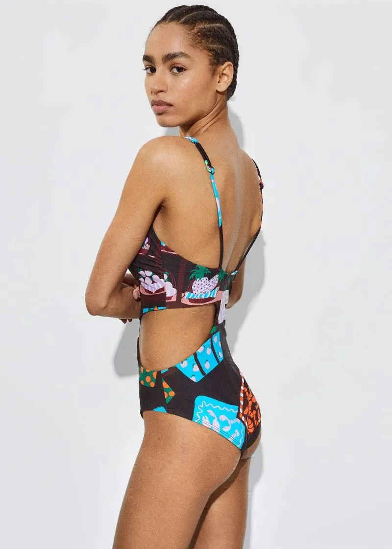 ЕДНОДЕЛЕН КОСТИМ ЗА КАПЕЊЕ 