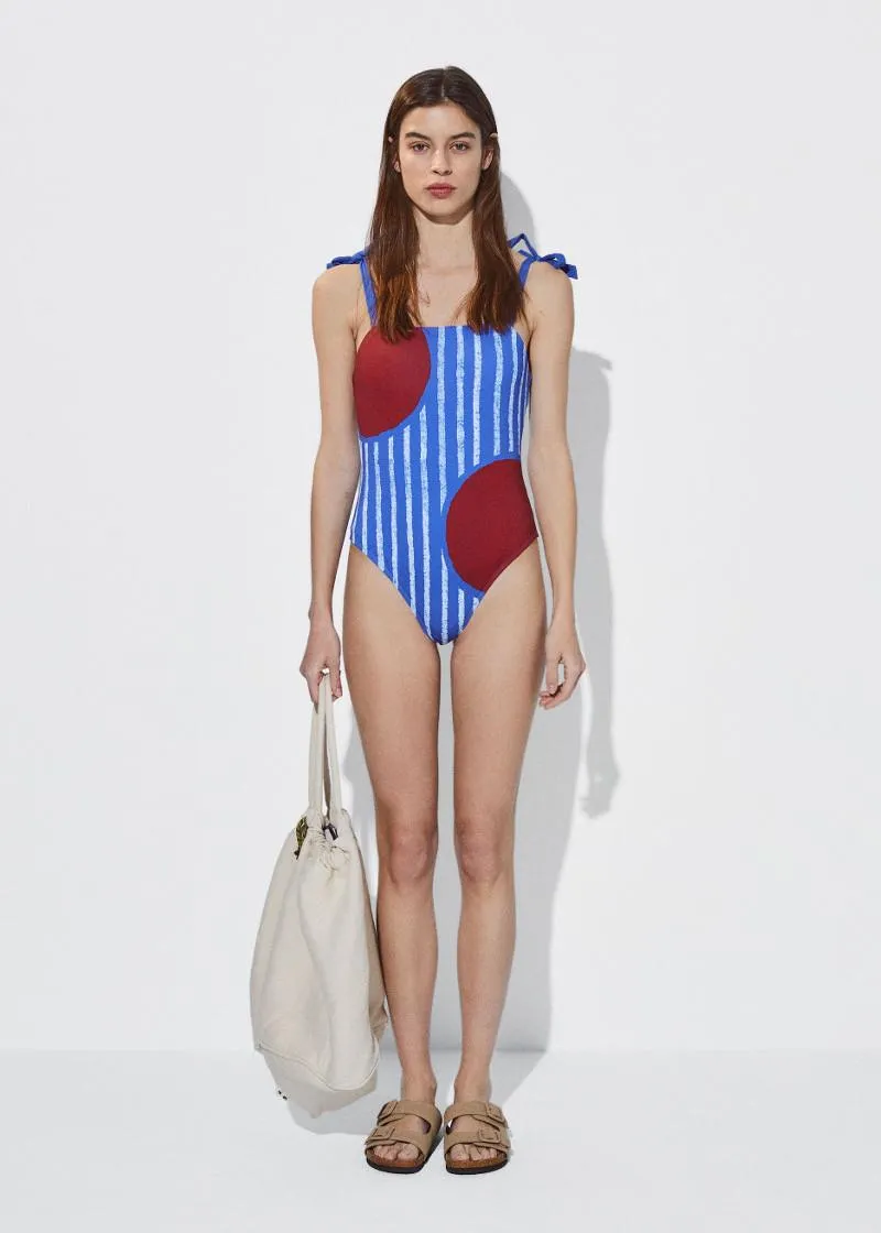 ЕДНОДЕЛЕН КОСТИМ ЗА КАПЕЊЕ 