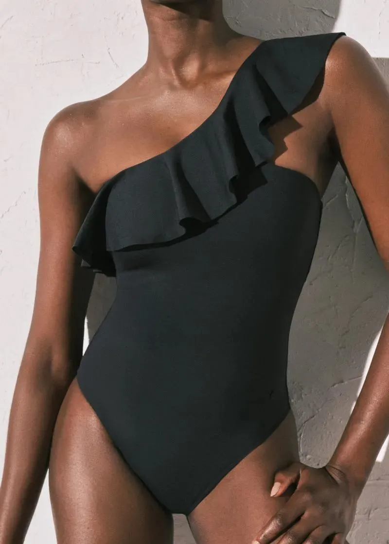 ЕДНОДЕЛЕН КОСТИМ ЗА КАПЕЊЕ 