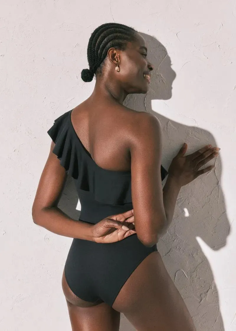 ЕДНОДЕЛЕН КОСТИМ ЗА КАПЕЊЕ 