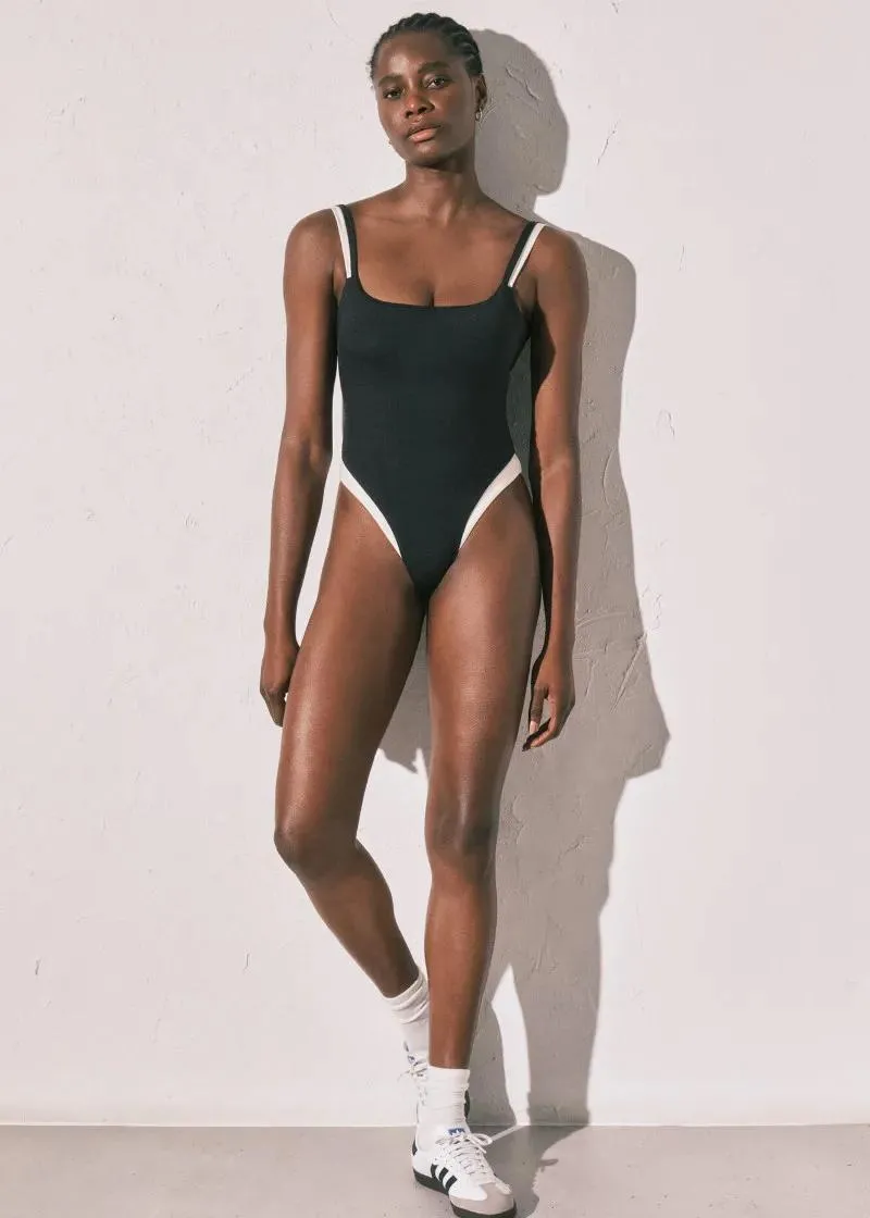 ЕДНОДЕЛЕН КОСТИМ ЗА КАПЕЊЕ 