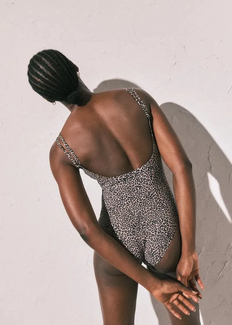 ЕДНОДЕЛЕН КОСТИМ ЗА КАПЕЊЕ 