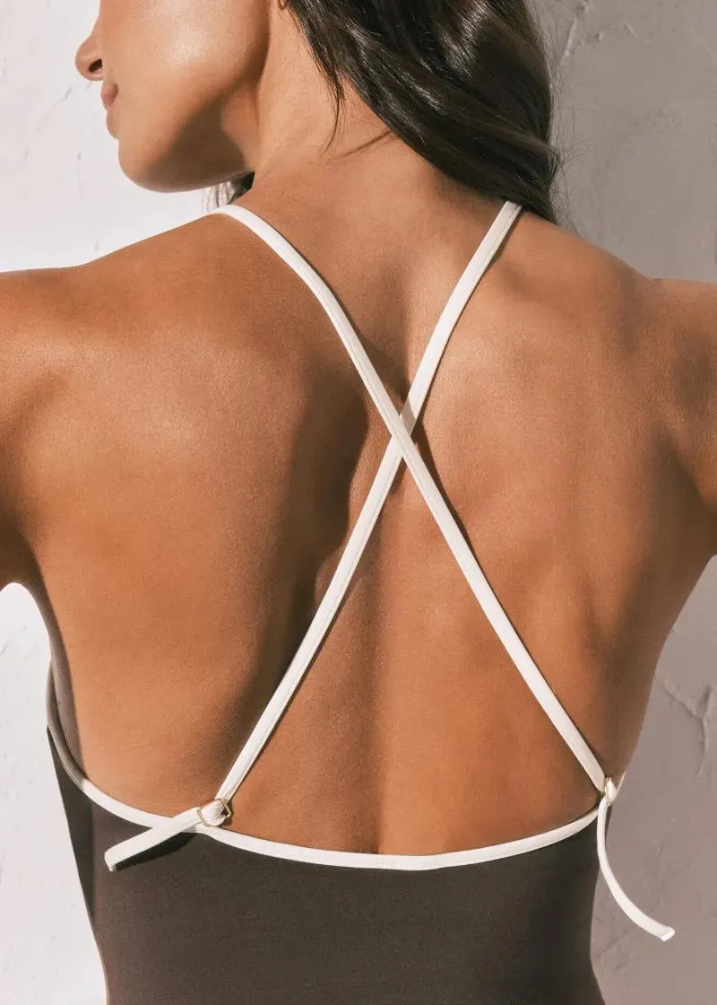 ЕДНОДЕЛЕН КОСТИМ ЗА КАПЕЊЕ 