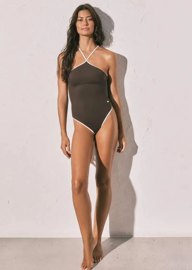 ЕДНОДЕЛЕН КОСТИМ ЗА КАПЕЊЕ 