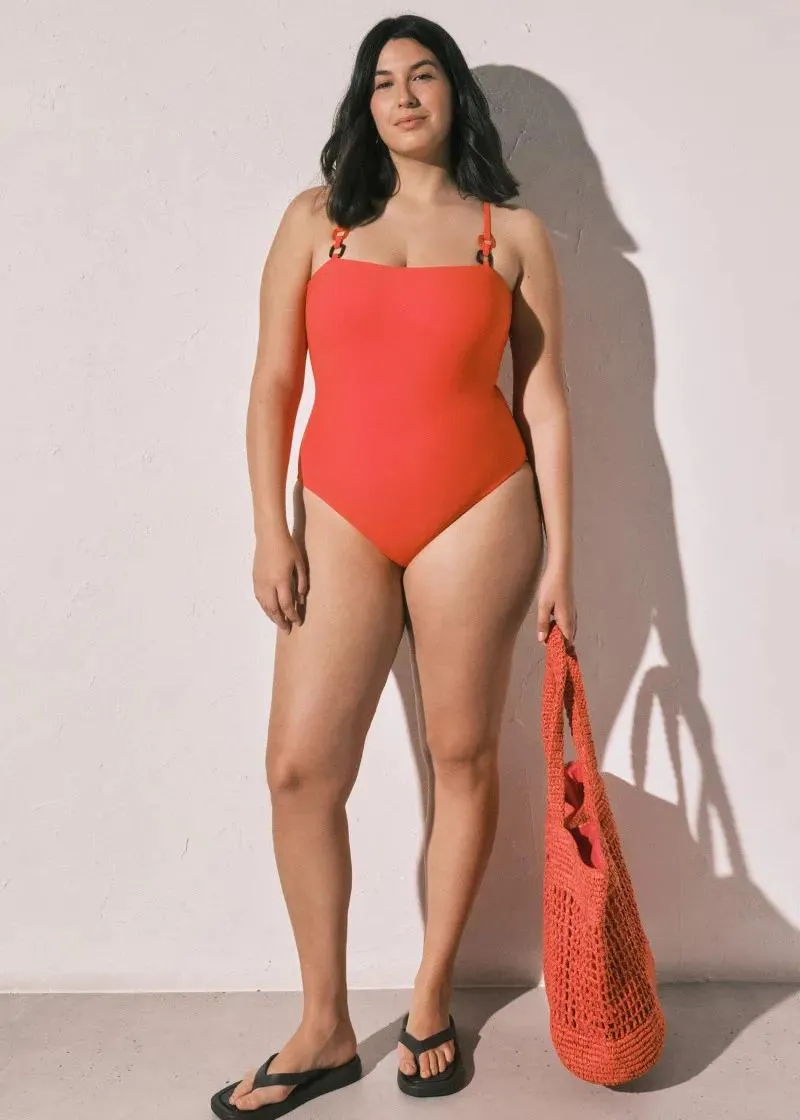 ЕДНОДЕЛЕН КОСТИМ ЗА КАПЕЊЕ Б 