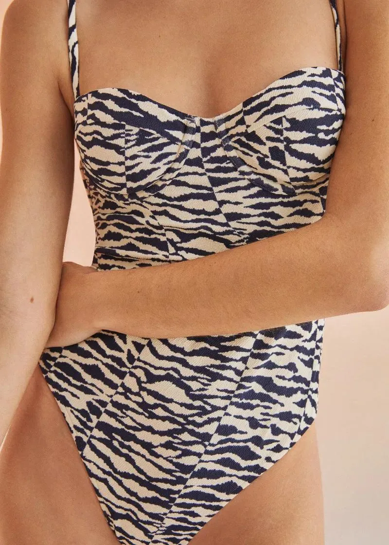 ЕДНОДЕЛЕН КОСТИМ ЗА КАПЕЊЕ 