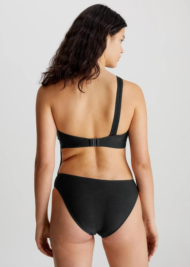 ЕДНОДЕЛЕН КОСТИМ ЗА КАПЕЊЕ 